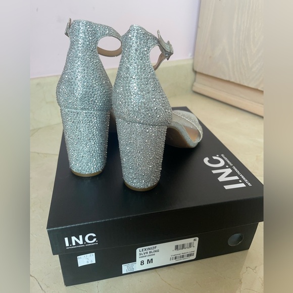 Silver Heels - Picture 3 of 3